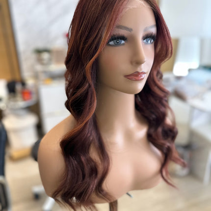 Anette | Remy-Echthaarperücke – braunes Haar mit burgunderroten Highlights
