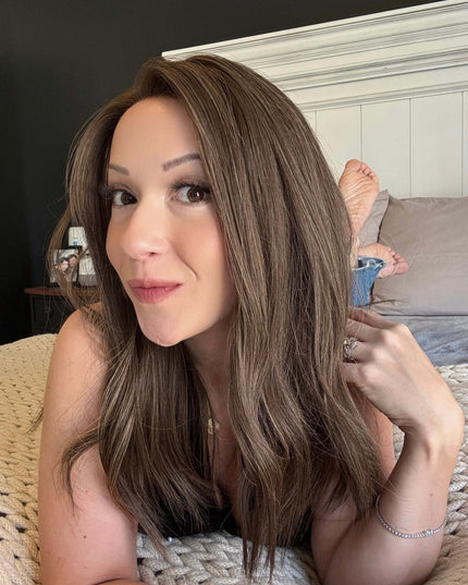 Raregen Amelia 18” | Perruque 100 % cheveux humains nouée à la main - Brun clair avec de subtils reflets dorés