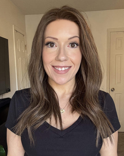 Raregen Amelia 18” | Perruque 100 % cheveux humains nouée à la main - Brun clair avec de subtils reflets dorés