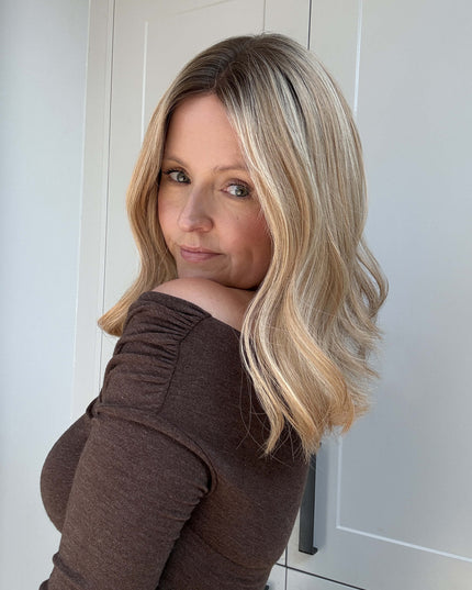 Raregen Barbara 14” | Perruque avec bonnet en dentelle et inserts en soie - Blond beige avec un volume subtil